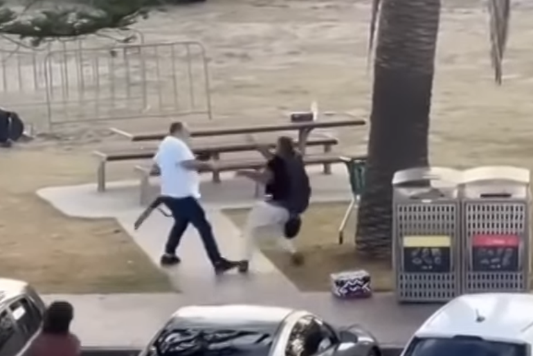 'Người hùng' tay không vật ngã, cướp súng thủ phạm xả súng tại Úc - Ảnh 1. xả súng - Ảnh 1.