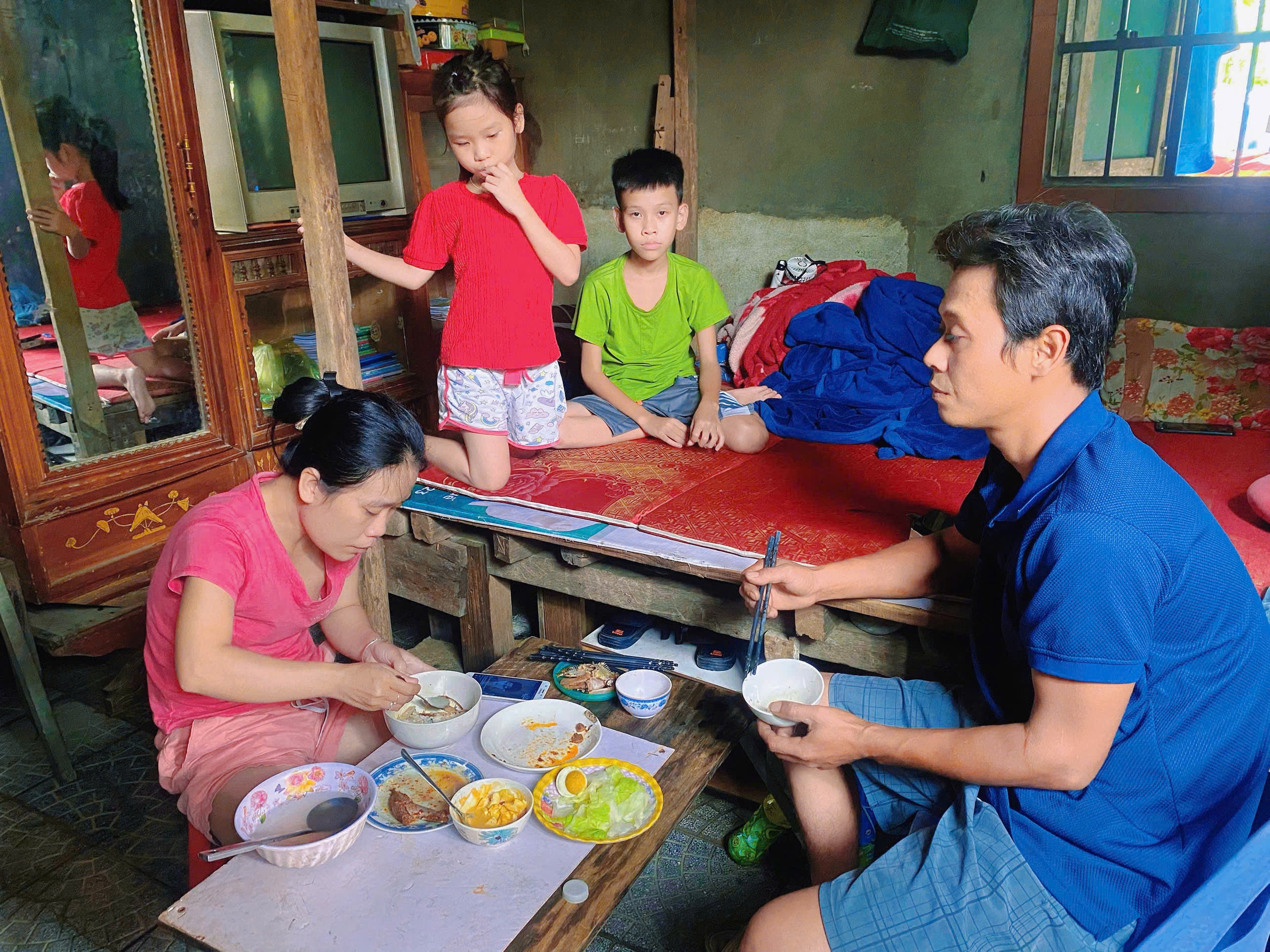 Nước có thể cuốn đi tường vách, nhưng không cuốn nổi gia đình mình 1 miền trung - Ảnh 1.