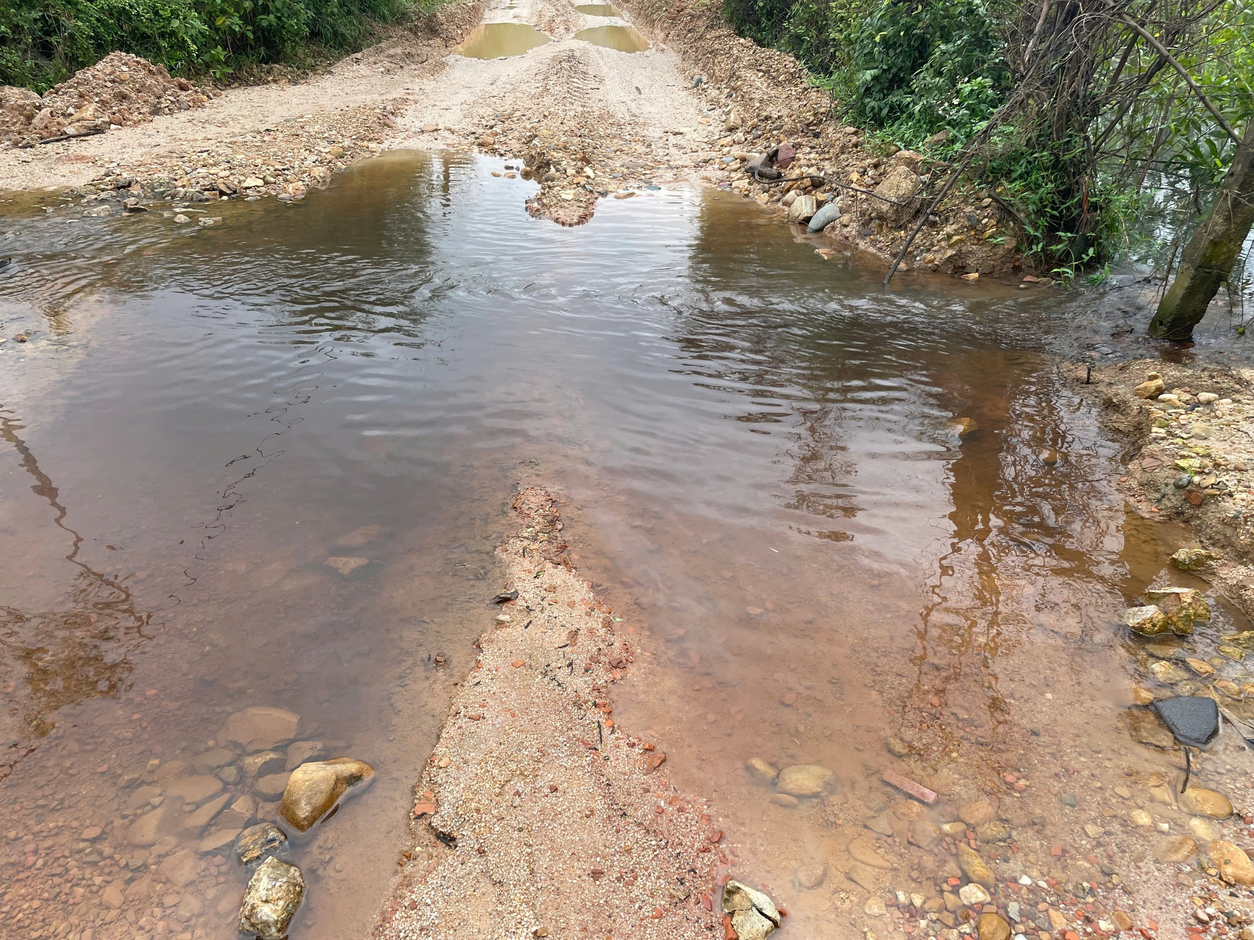 Nước thải bãi rác chảy tràn ra suối, người dân lo ngại ô nhiễm- Ảnh 1. Nước thải bãi rác chảy tràn ra suối, người dân lo ngại ô nhiễm- Ảnh 1.