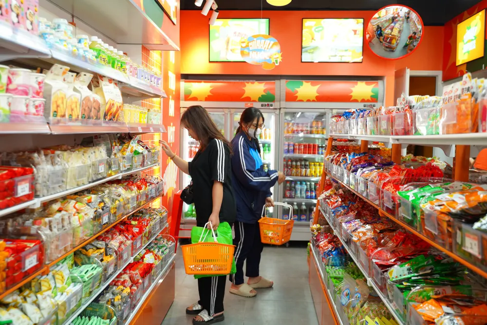 Mô hình bán đồ ăn vặt giá mềm đang thu hút nhiều nhà đầu tư cá nhân. Ảnh: T.HÀ ĂN VẶT