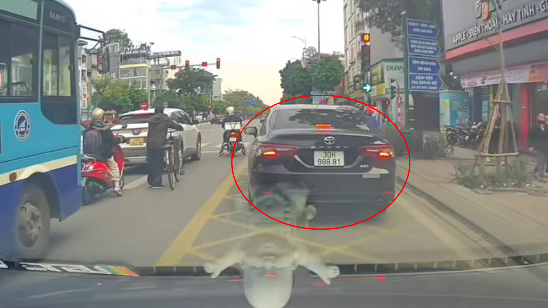 Ô tô dừng choán vạch mắt võng gây bức xúc, xử phạt ra sao? 1 Ô tô dừng choán vạch mắt võng gây bức xúc, xử phạt ra sao? - Ảnh 1.