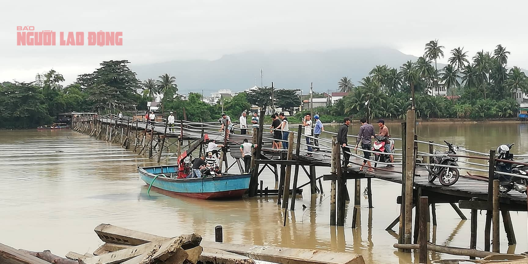 Ớn lạnh đi học bằng đò vì cầu Phú Kiểng bị trôi 1 Tây Nha Trang: Ớn lạnh đi học bằng đò vì cầu Phú Kiểng bị trôi - Ảnh 1.