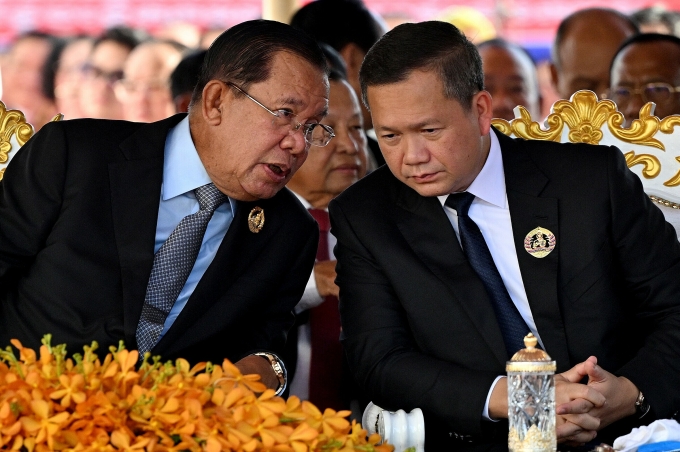 Chủ tịch Thượng viện Campuchia Hun Sen (trái) và Thủ tướng Hun Manet tại một sự kiện ở Phnom Penh ngày 28/6. Ảnh: AFP