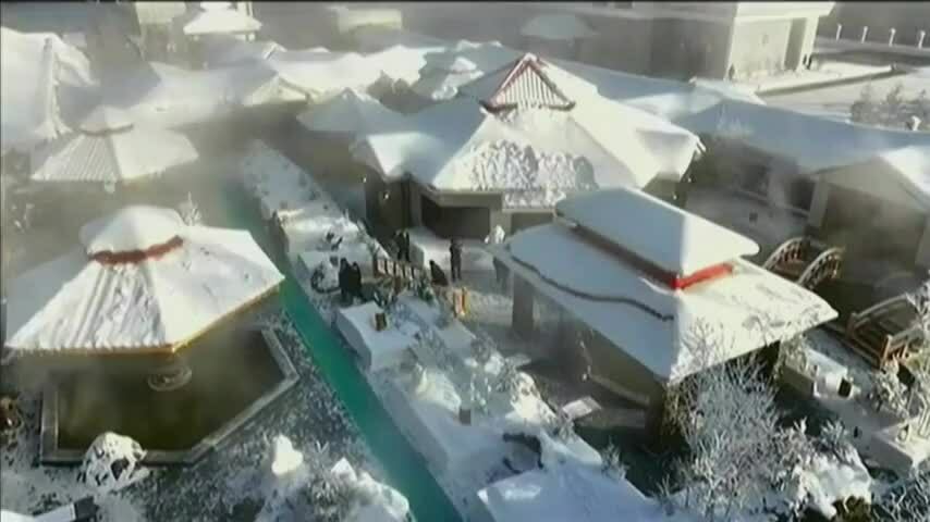 Ông Kim dẫn con gái đi ngắm resort trên núi