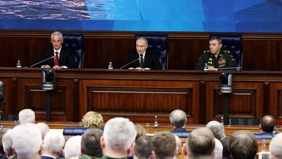 Tổng thống Nga Vladimir Putin dự phiên họp mở rộng của Hội đồng Bộ Quốc phòng Nga ngày 17-12. Ảnh: SPUTNIK Ông Putin họp Hội đồng Bộ Quốc phòng Nga, bàn những gì?.jpg