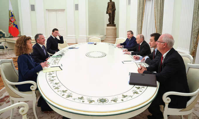Cuộc gặp giữa Tổng thống Putin và phái đoàn Mỹ (trái) tại Điện Kremlin hôm 2/12. Ảnh: AP