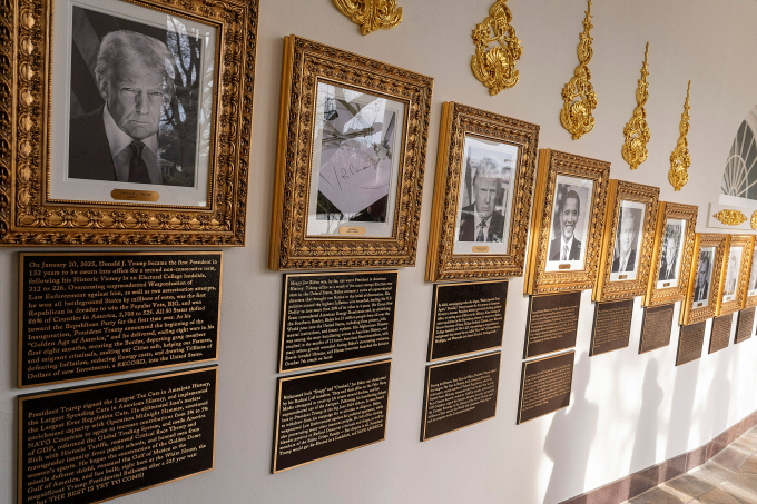 Ảnh chân dung cùng biển giới thiệu về các tổng thống Mỹ tại Đại lộ Danh vọng Tổng thống ở Nhà Trắng ngày 17/12. Ảnh: AP