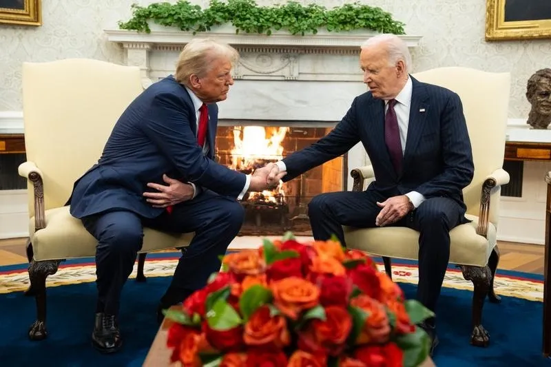 Tổng thống Mỹ Donald Trump (trái) và người tiền nhiệm Joe Biden. Ảnh: AFP Ông Trump có thể huỷ các lệnh ân xá ông Biden ký bằng bút tự động?