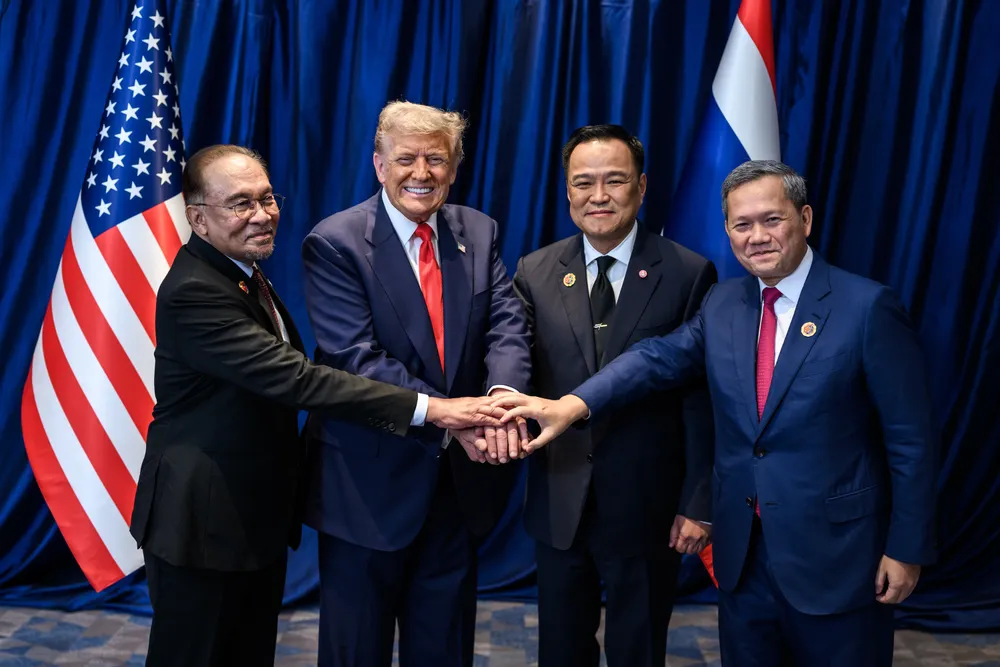 (Từ trái sang) Thủ tướng Malaysia Anwar Ibrahim, Tổng thống Mỹ Donald Trump, Thủ tướng Thái Lan Anutin Charnvirakul và Thủ tướng Campuchia Hun Manet tại lễ ký Tuyên bố chung về hoà bình ngày 26-10. Ảnh: WHITE HOUSE Ông Trump: Thái Lan và Campuchia đồng ý nối lại ngừng bắn