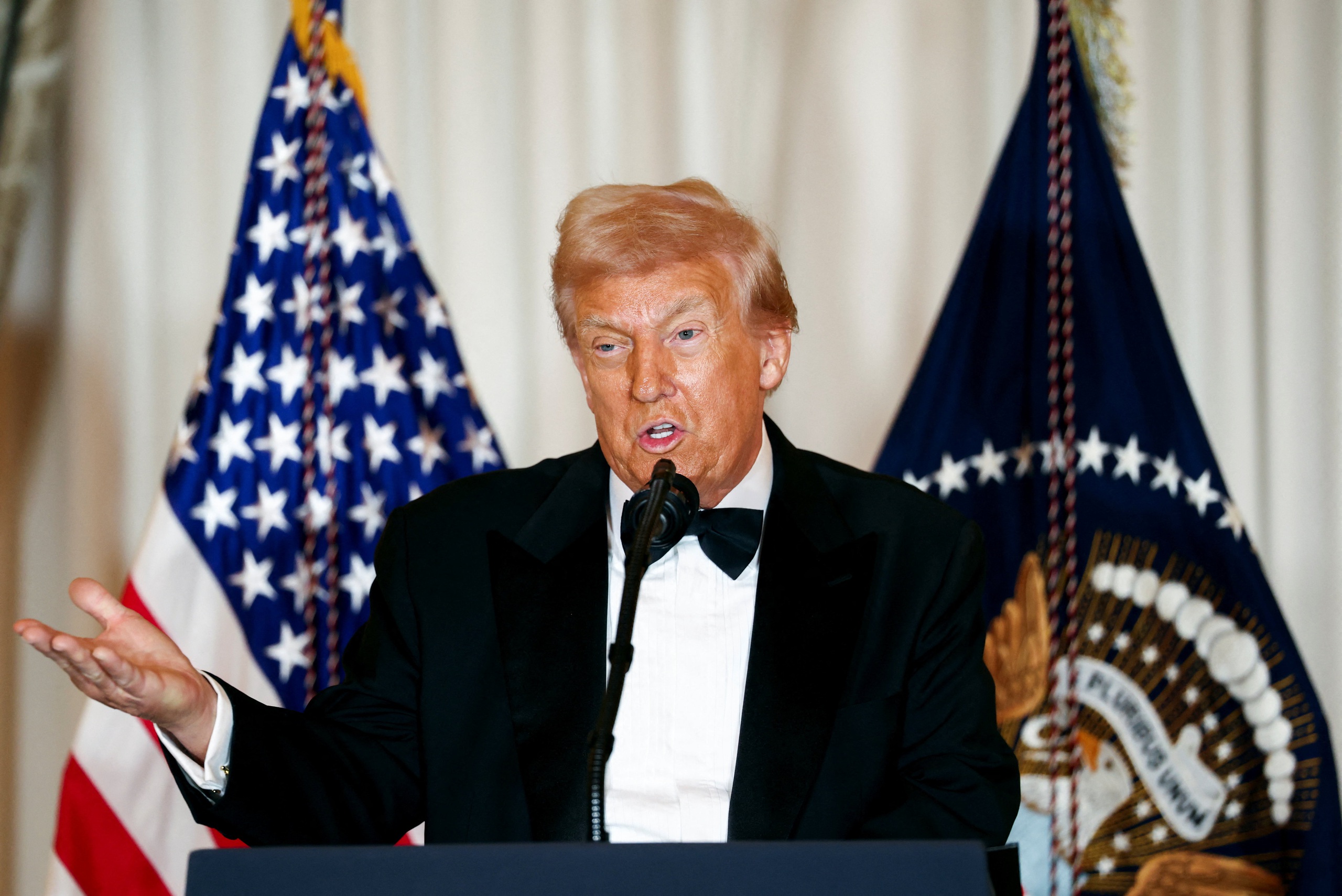 Ông Trump nói Nga đang ở thế thượng phong so với Ukraine, chê châu Âu 'nói nhiều làm ít' 1 Trump - Ảnh 1.