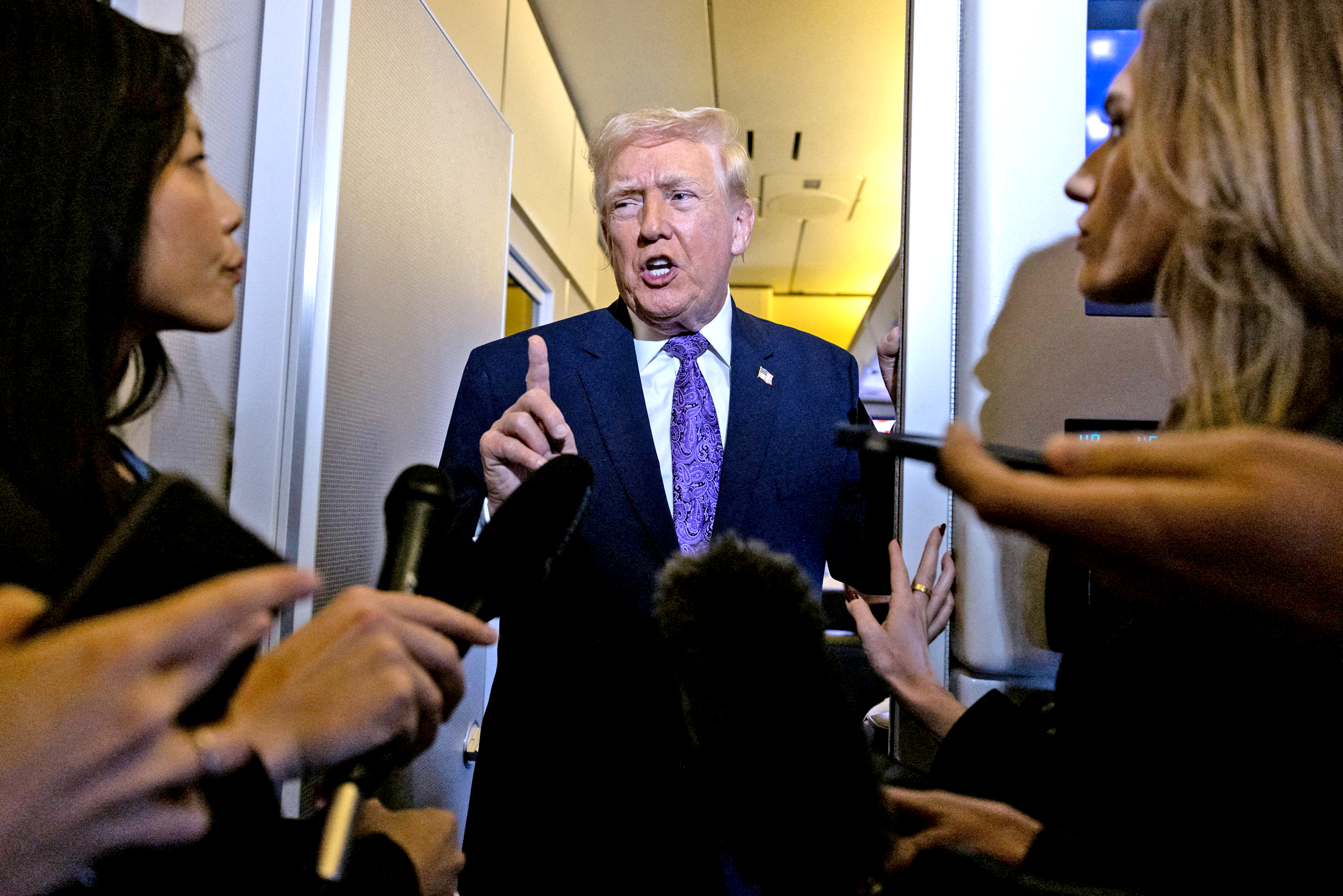 Ông Trump nói không có lệnh 'giết hết' với tàu nghi chở ma túy ở Caribê - Ảnh 1.