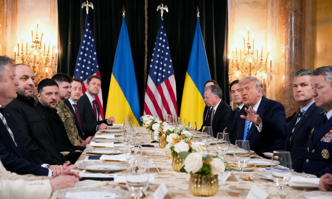 Phái đoàn Ukraine (trái) và phái đoàn Mỹ tại Mar-a-Lago, Florida hôm 28/12. Ảnh: AP