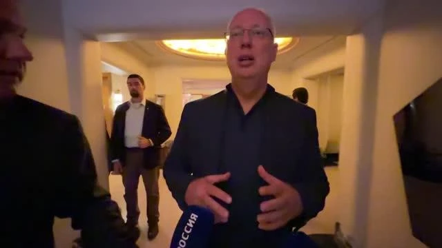 Đặc phái viên của Tổng thống Nga - ông Kirill Dmitriev trả lời phỏng vấn hôm 20-12 (giờ Nga) trước khi lên đường đi Mỹ tham gia cuộc đối thoại ba bên Mỹ-Nga-Ukraine. Ảnh: TASS 2112 Ông Zelensky hoài nghi về hiệu quả cuộc gặp ba bên Mỹ-Nga-Ukraine ở Miami_Nga.jpg