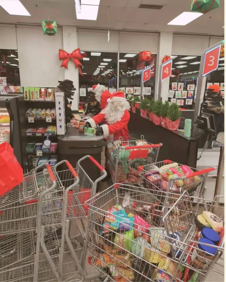 “Ông già Noel” cướp siêu thị giữa đêm- Ảnh 1.