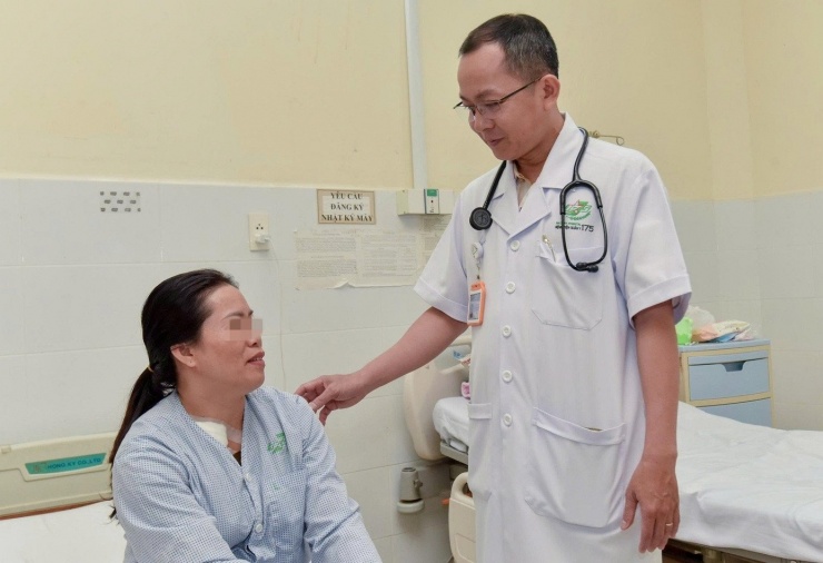 Ống truyền hóa chất trôi vào tim, bị bỏ quên nhiều năm trong cơ thể 3 Sau khi được bác sĩ can thiệp lấy dị vật, sức khỏe của người bệnh đã bình phục tốt