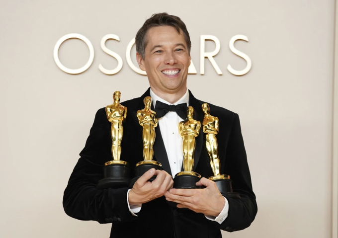 Ở lễ trao giải Oscar 2025, đạo diễn Sean Baker thắng bốn giải, trong đó có hạng mục Phim hay nhất cho tác phẩm Anora. Ảnh: The Academy