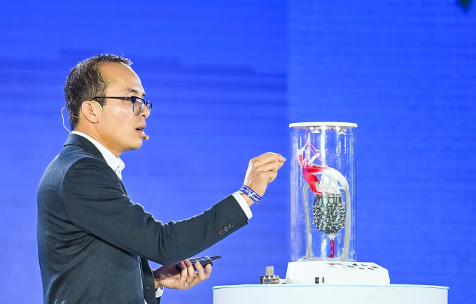 PGS Đỗ Thanh Nhỏ cùng trái tim nhân tạo do ông và nhóm nghiên cứu, phát triển. Ảnh: Minh Sơn