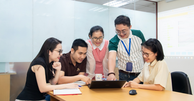 Đội ngũ nhân sự của công ty đang trao đổi công việc. Ảnh: Gia Thịnh