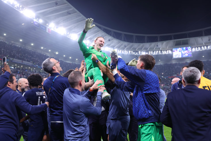 Thủ môn Matvei Safonov được các đồng đội nhấc bổng sau khi PSG thắng Flamengo ở trận tranh Cup Liên lục địa trên sân Ahmad bin Ali, Doha, Qatar ngày 17/12. Ảnh: PSG