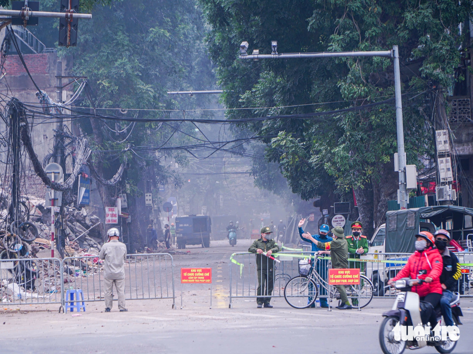 Phá dỡ hàng loạt nhà 'mặt phố' đường Đê La Thành xây đường vành đai 1 1 Đê La Thành - Ảnh 1.