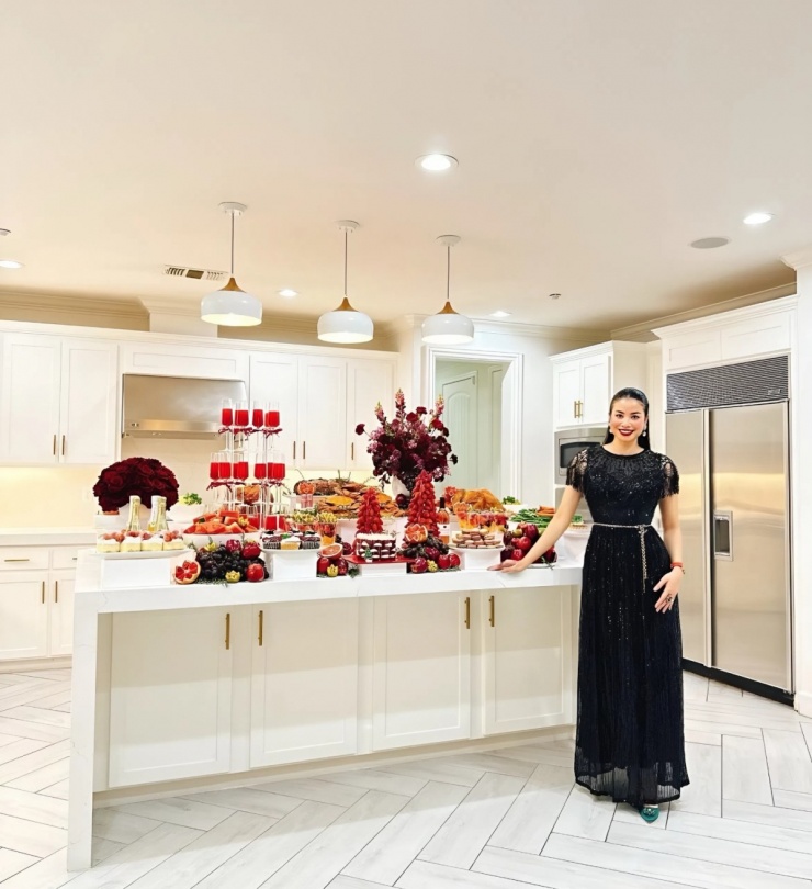 Phạm Hương đeo đồng hồ hơn 10 tỷ đồng trong tiệc Giáng sinh - 1