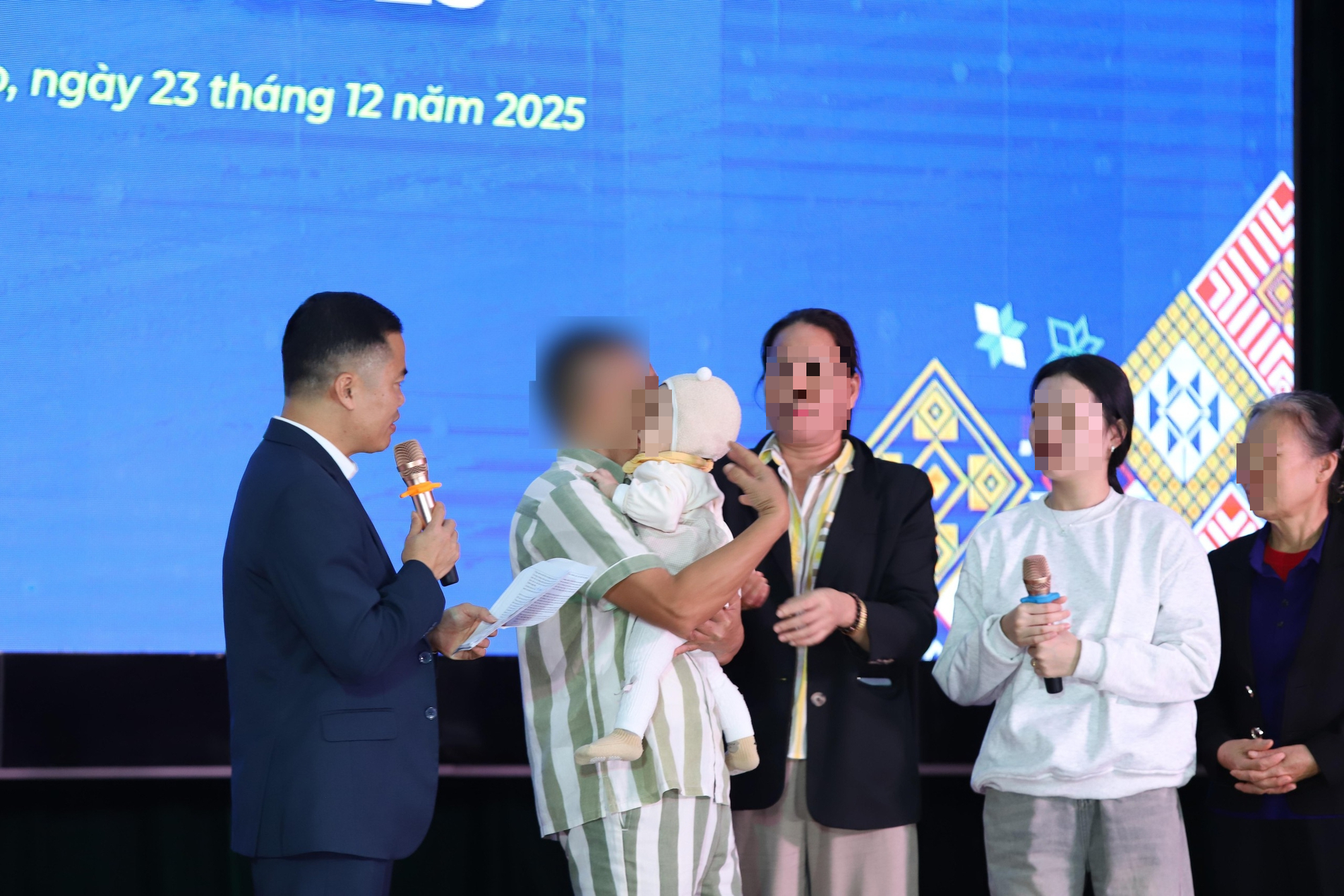 Phạm nhân tù chung thân được giảm án còn 20 năm gục khóc khi gặp lại mẹ già 85 tuổi trong trại - Ảnh 2.