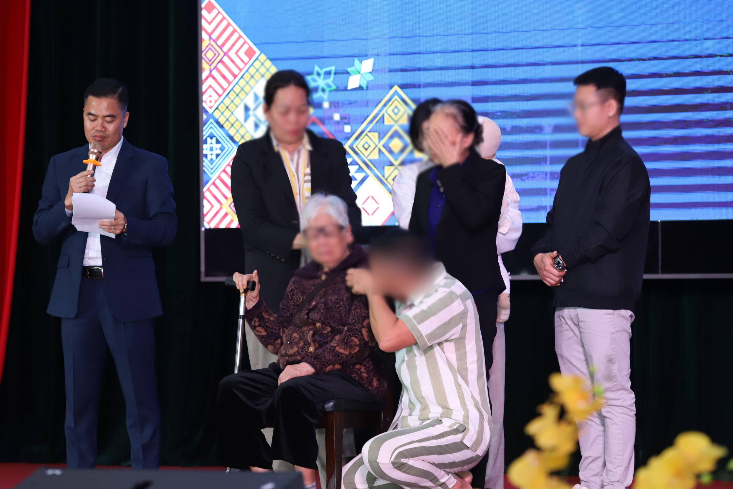 Phạm nhân tù chung thân được giảm án còn 20 năm gục khóc khi gặp lại mẹ già 85 tuổi trong trại - Ảnh 1.