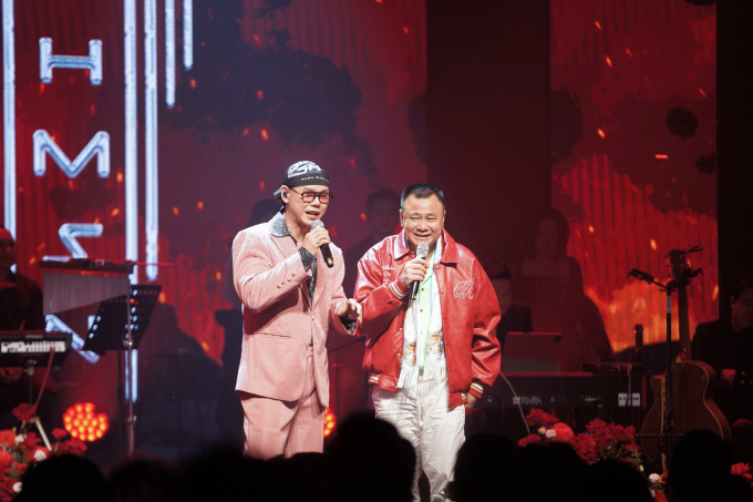 Ca sĩ Phan Đinh Tùng, diễn viên Tự Long trên sân khấu. Ảnh: Ban tổ chức cung cấp