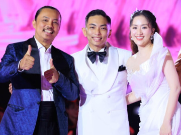 Phan Hiển lại "cầu hôn" Khánh Thi bằng nhẫn kim cương, vợ chồng có 3 con vẫn tình như mới cưới 14 Chí Anh và Phan Hiển cùng nhận trao Huân chương lao động hạng Ba, Khánh Thi tự hào khoe cả thầy lẫn trò