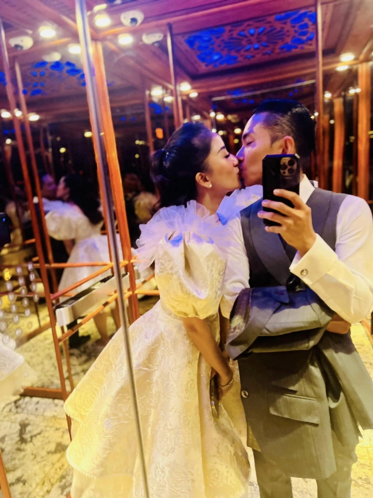 Phan Hiển lại "cầu hôn" Khánh Thi bằng nhẫn kim cương, vợ chồng có 3 con vẫn tình như mới cưới 7 Cả 2 được nhận xét trông như vợ chồng son.