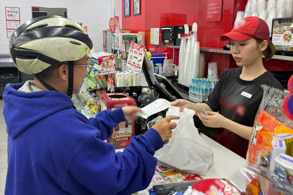 Từ ngày 16-1-2026, bán hàng nhưng không lập hóa đơn bị phạt đến 80 triệu đồng. Ảnh minh họa: HUỲNH THƠ IMG_6769.jpeg