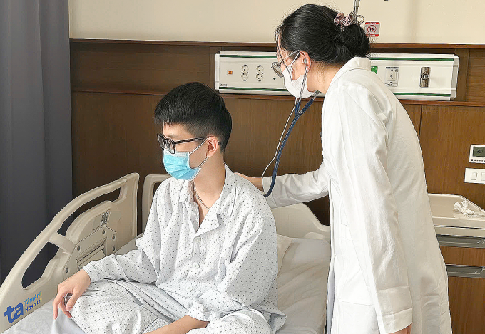 Bác sĩ Linh khám cho Hùng trước khi ra viện. Ảnh: Bệnh viện Đa khoa Tâm Anh