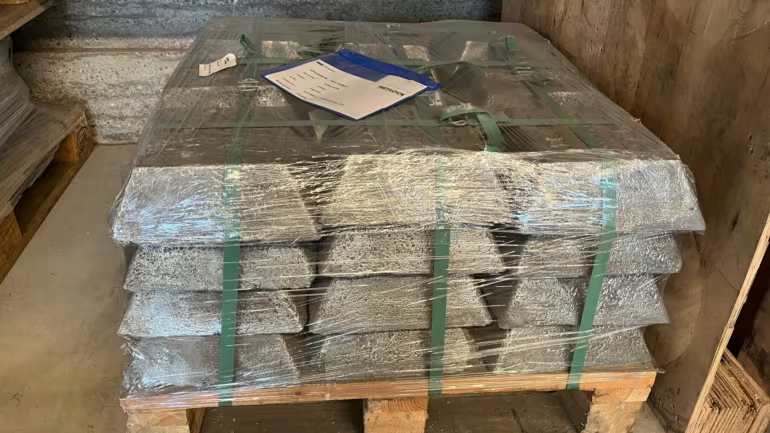 Phát hiện căn hầm chứa hàng trăm thùng phi lớn đựng hơn 300 tấn ‘kho báu’ cả thế giới thèm khát, tường dày cả gang, cửa nặng 4 tấn, camera an ninh hoạt động 24/7, nội bất xuất ngoại bất nhập- Ảnh 1. Phát hiện căn hầm chứa hàng trăm thùng phi lớn đựng hơn 300 tấn ‘kho báu’ cả thế giới thèm khát, tường dày cả gang, cửa nặng 4 tấn, camera an ninh hoạt động 24/7, nội bất xuất ngoại bất nhập- Ảnh 1.