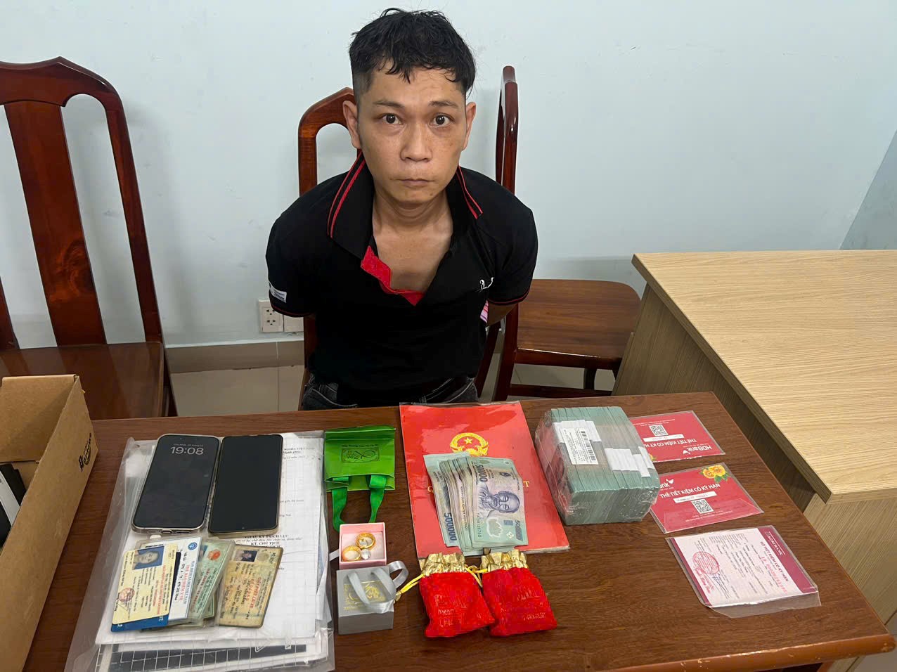 Phát hiện hơn 1 tỷ đồng, 11 chỉ vàng, 3 sổ tiết kiệm trong cốp xe máy, Đỗ Tấn Được 