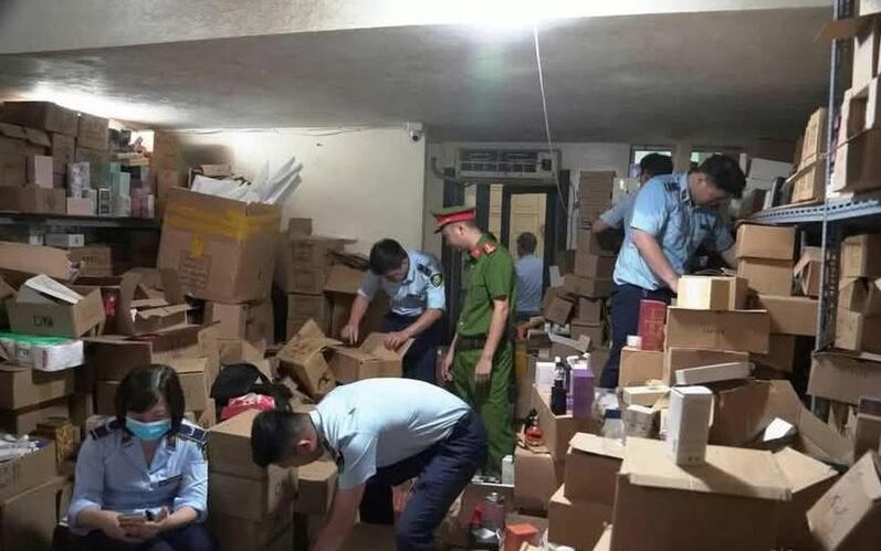 Phát hiện kho chứa nước giặt giả tại phường Láng, Hà Nội, toàn bộ hàng hóa vi phạm phải tiêu hủy- Ảnh 1.