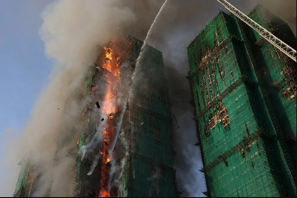 Phát hiện nhà thầu dùng lưới chống cháy giả khiến 151 người chết- Ảnh 1.