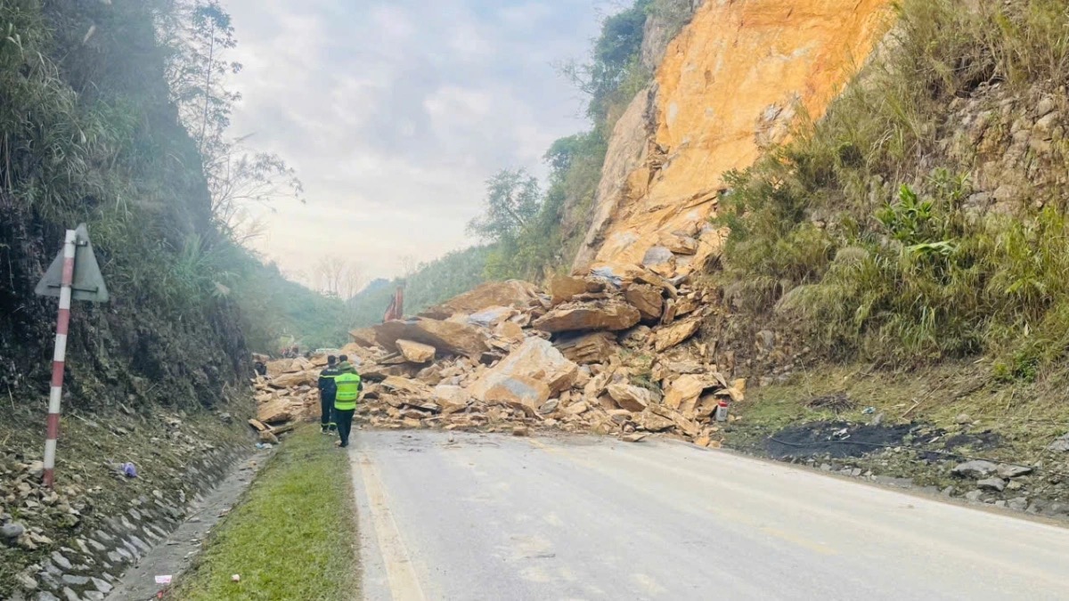 Vụ sạt lở 3 người chết ở Phú Thọ: Phát hiện tinh ý của tài xế ô tô giúp 9 hành khách thoát nạn- Ảnh 1. Vụ sạt lở 3 người chết ở Phú Thọ: Phát hiện tinh ý của tài xế ô tô giúp 9 hành khách thoát nạn- Ảnh 1.