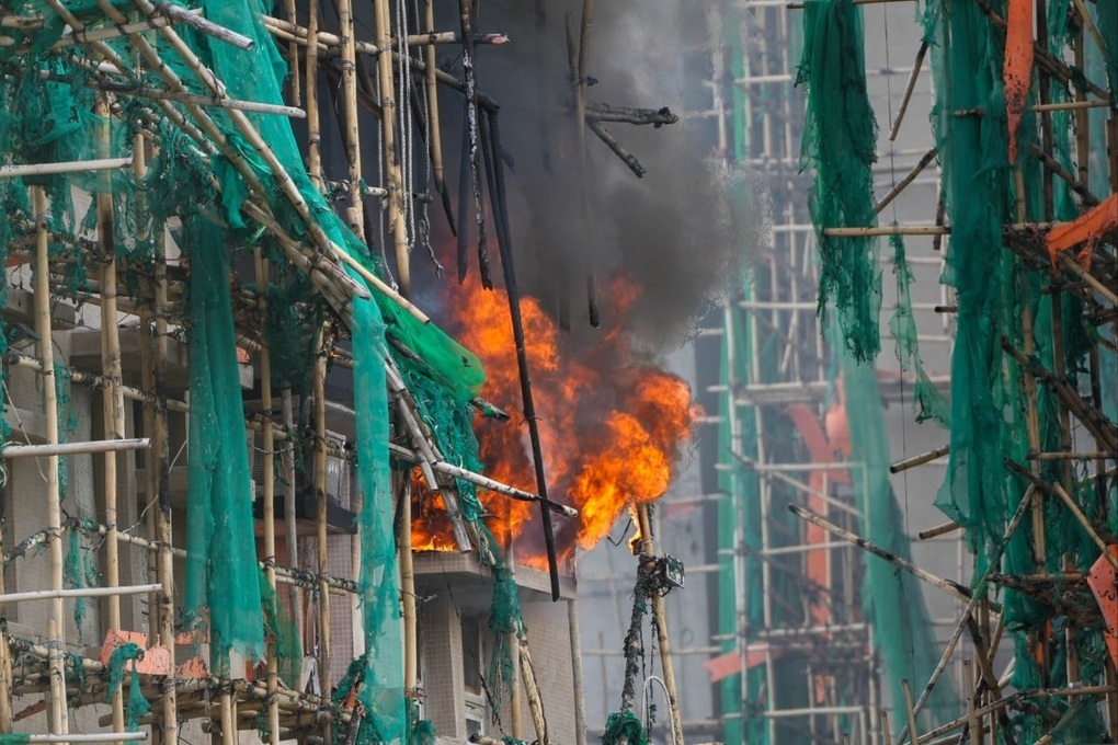 Phát hiện xương khả nghi, số người chết vụ cháy ở Hong Kong có thể tăng - 1