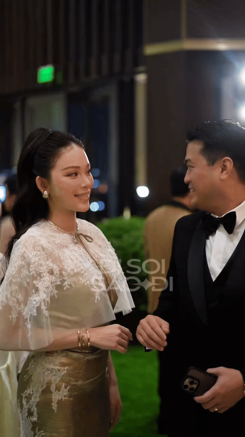 Chiều vợ số 2 không ai số 1: Phillip Nguyễn liên tục chăm sóc Linh Rin, kè kè nắm tay nhau không rời nửa bước- Ảnh 1. Chiều vợ số 2 không ai số 1: Phillip Nguyễn liên tục chăm sóc Linh Rin, kè kè nắm tay nhau không rời nửa bước- Ảnh 1.