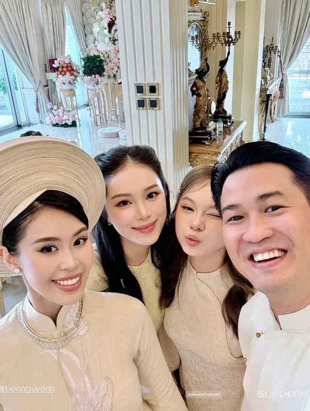 Chiều vợ số 2 không ai số 1: Phillip Nguyễn liên tục chăm sóc Linh Rin, kè kè nắm tay nhau không rời nửa bước- Ảnh 2. Chiều vợ số 2 không ai số 1: Phillip Nguyễn liên tục chăm sóc Linh Rin, kè kè nắm tay nhau không rời nửa bước- Ảnh 2.