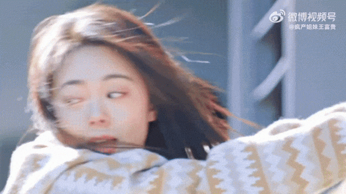 Cảnh bị ngã của Nhiếp Hi Quang cũng bị đánh giá là thiếu logic.