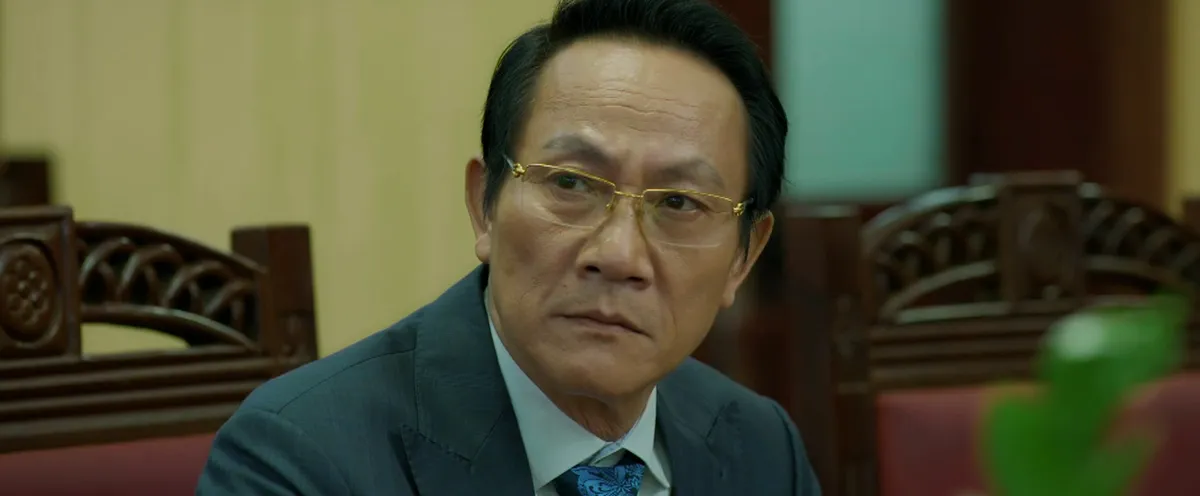 Phim giờ vàng Gia Đình Trái Dấu mới chiếu nhưng đầy "sạn": Lãng phí nguyên cặp diễn viên chính đều là NSƯT 2 Ông Phi (NSƯT Hoàng Hải) mất chức trưởng phòng do tinh gọn bộ máy, khiến cả gia đình lao đao.