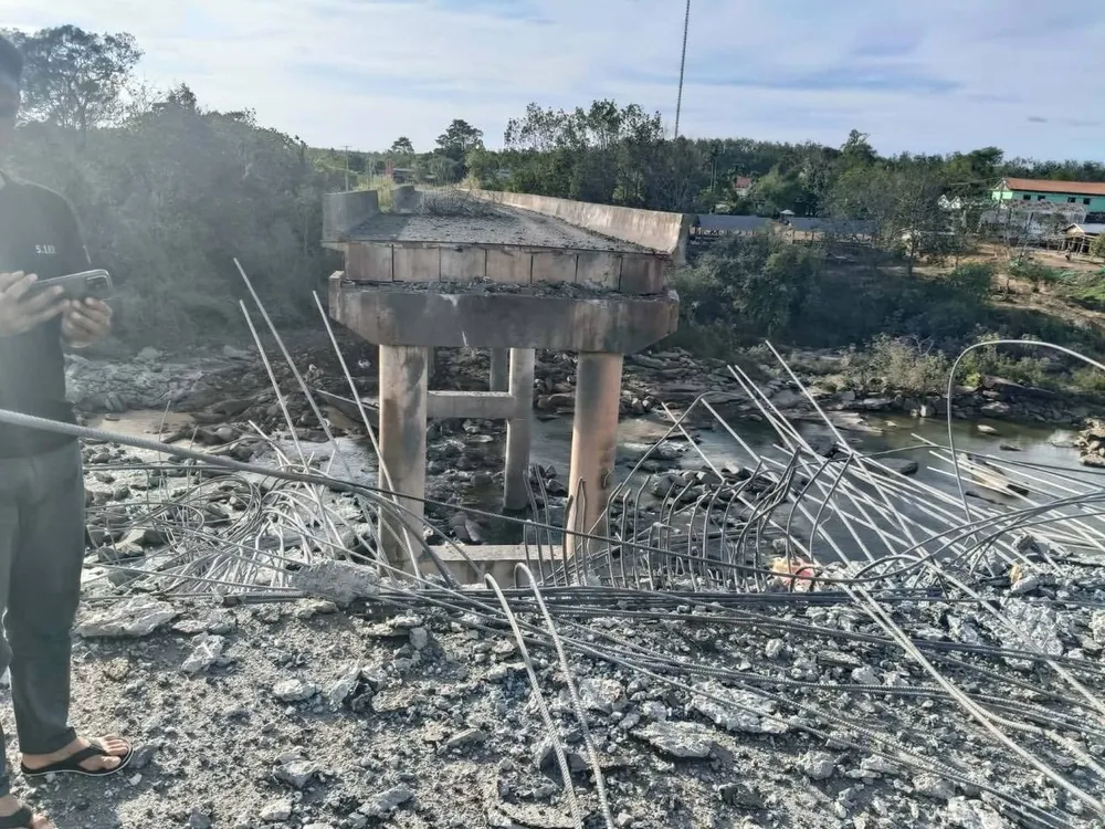 Cây cầu ở thuộc xã Thmada, huyện Veal Veng, tỉnh Pursat (Campuchia) bị phá huỷ vào chiều 13-12. Ảnh: THMEY THMEY Campuchia đóng tất cả cửa khẩu biên giới với Thái Lan; Bangkok triển khai F-16 phá huỷ cây cầu ở Campuchia