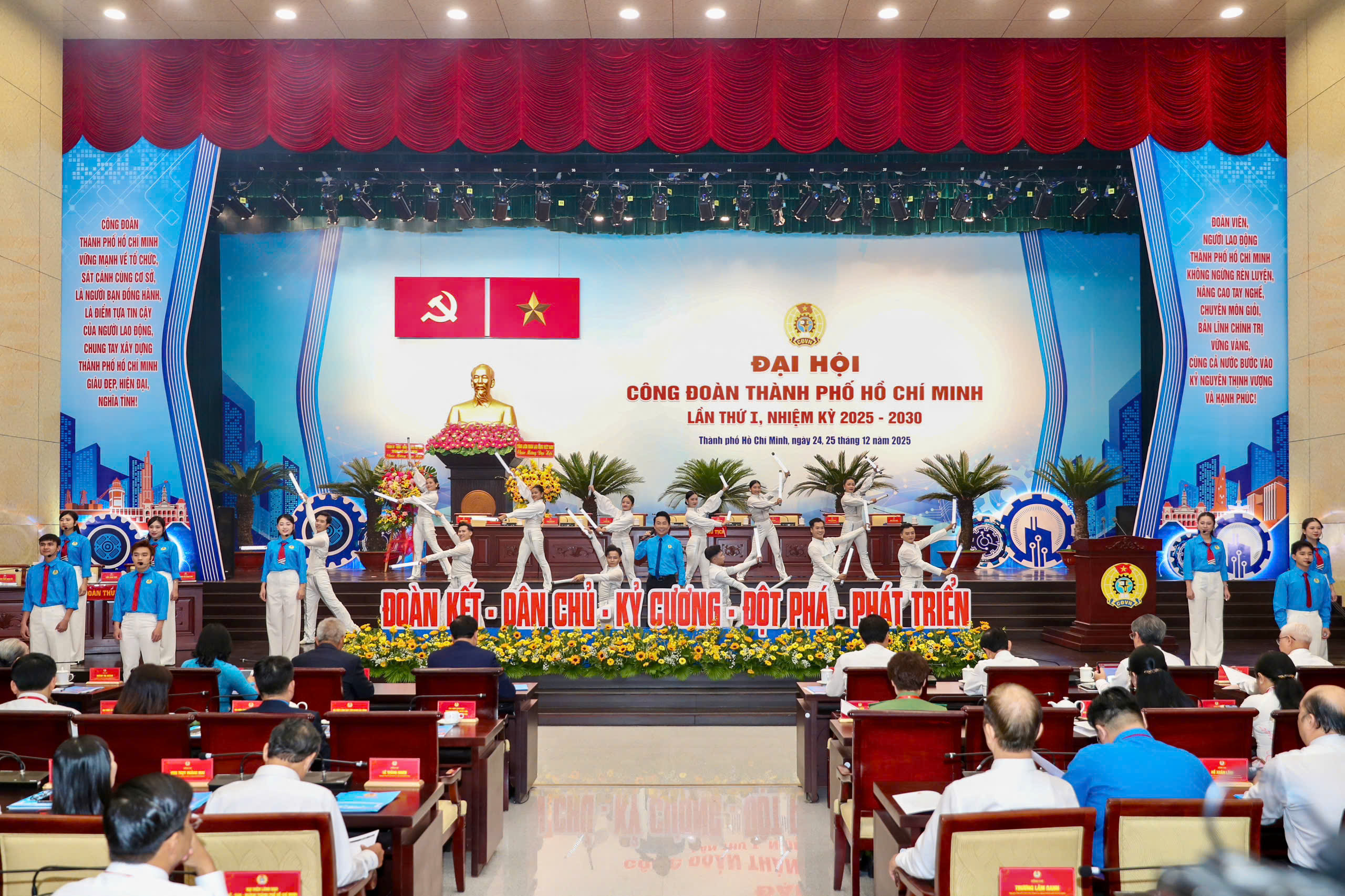 Phó bí thư Thường trực Thành ủy TPHCM Lê Quốc Phong dự, chỉ đạo Đại hội Công đoàn TP HCM - Ảnh 1.