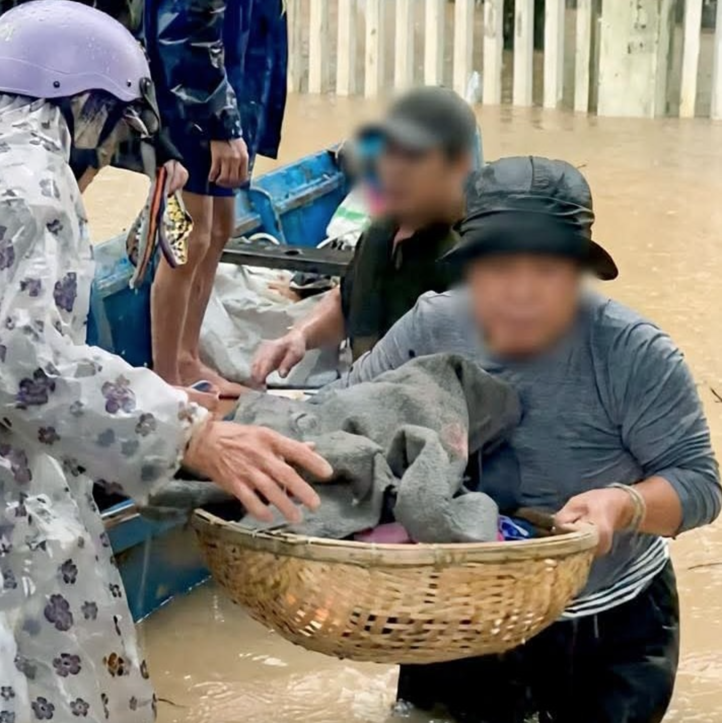 Vụ mẹ và bé sơ sinh xin vào tránh lũ nhưng bị từ chối: Phó Giám đốc Sở Y tế đến tận nhà xin lỗi- Ảnh 1.