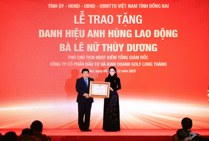 Phó Thủ tướng Chính phủ Nguyễn Chí Dũng trao danh hiệu Anh hùng Lao động cho bà Lê Nữ Thùy Dương. Ảnh: KN Holdings