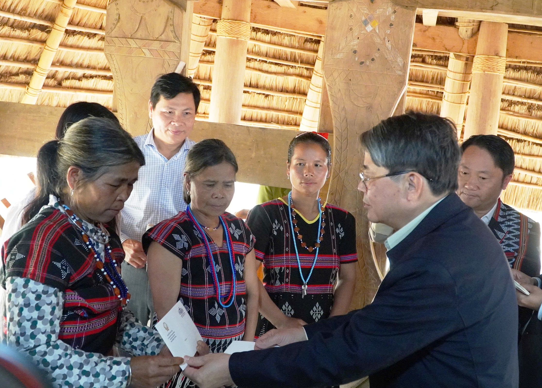 Phó chủ tịch Quốc hội thăm gia đình nạn nhân mất tích do sạt lở núi- Ảnh 1. Phó chủ tịch Quốc hội thăm gia đình nạn nhân mất tích do sạt lở núi- Ảnh 1.