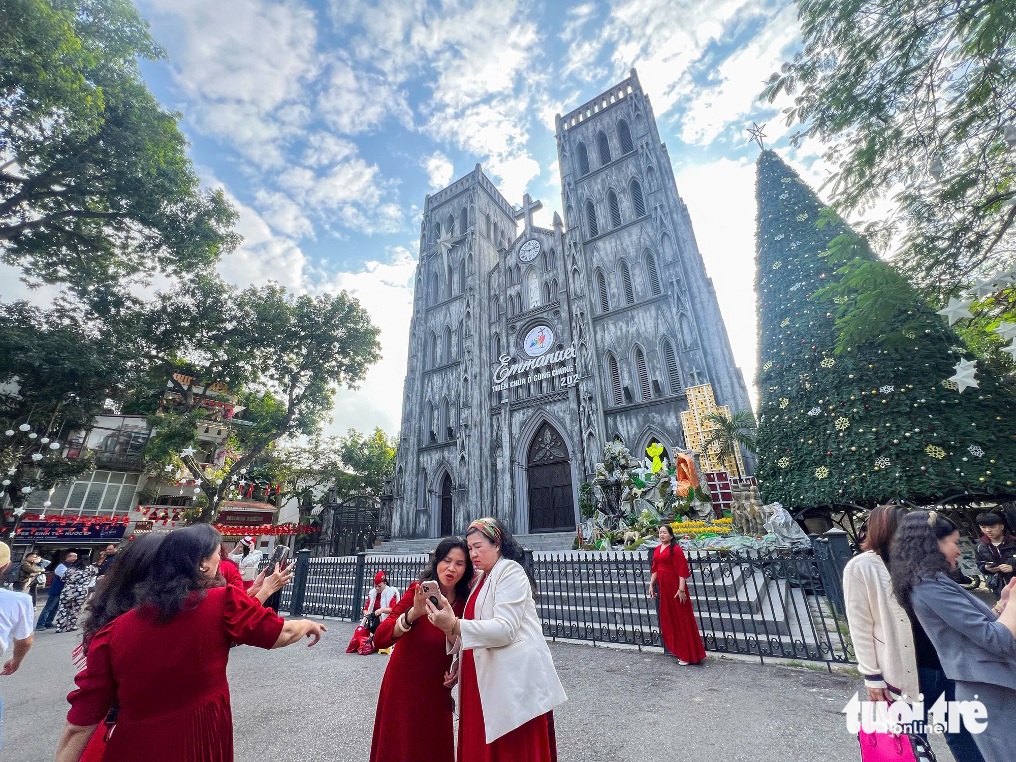 Phố phường Hà Nội rực rỡ sắc màu, người trẻ 'lên phố' đón Giáng sinh sớm 1 Phố phường Hà Nội rực rỡ sắc màu, người trẻ 'lên phố' đón Giáng sinh sớm - Ảnh 1.