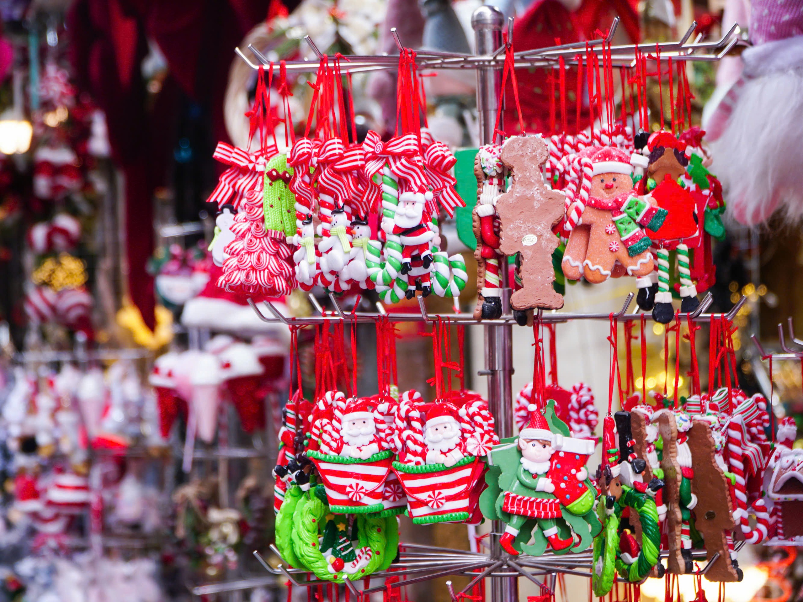 Phố phường Hà Nội rực rỡ sắc màu, người trẻ 'lên phố' đón Giáng sinh sớm 3 giáng sinh - Ảnh 3.