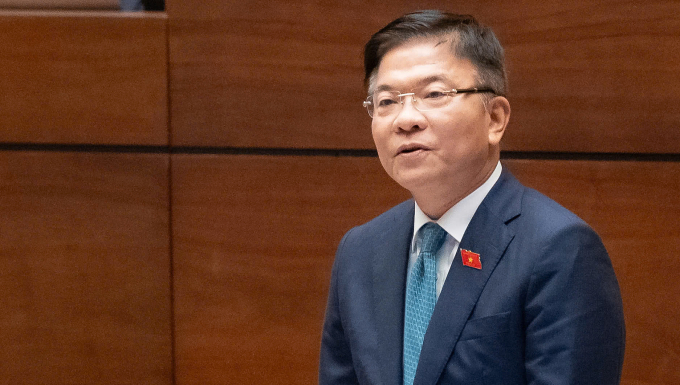 Phó thủ tướng Lê Thành Long giải trình trước Quốc hội chiều 2/12. Ảnh: Hoàng Phong